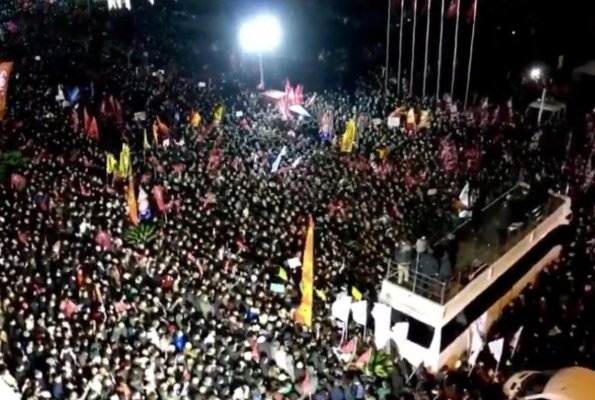 Turcii au ieșit masiv în stradă după reținerea primarului din Istanbul și cer demisia lui Erdogan. Video