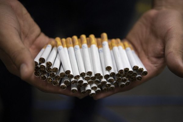 Fabrică ilegală de țigări în toată regula, descoperită la Șelimbăr. Nouă persoane au fost reținute