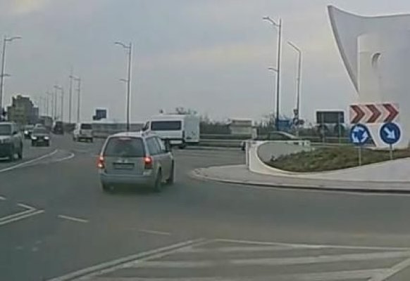 Un șofer a fentat sensul giratoriu de la intrarea în Năvodari și a circulat pe contrasens. Video