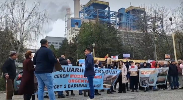 Craiovenii protestează în fața termocentralei, disperați de cenușa care îngroapă orașul: „Te ucide, pur și simplu”
