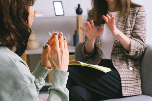 CNAS oferă acces gratuit la psihologi și fizioterapeuți. Ce trebuie să faci pentru a beneficia de aceste servicii