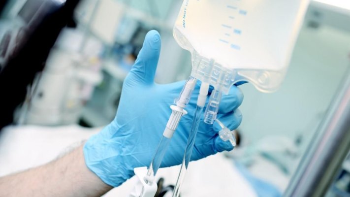 Descoperire șocantă a cercetătorilor! Pungile de perfuzii ar pompa microplastice direct în fluxul sanguin al pacientului