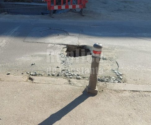 Atenție la neatenție! Un crater uriaș a apărut în mijlocul străzii, în zona Eden. Video