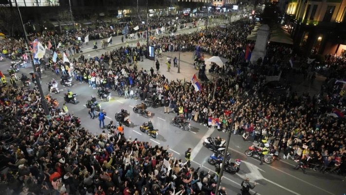 Nebunie în Serbia: Protestatarii acuză că au fost atacați cu un tun sonic