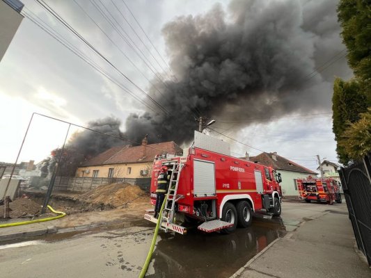 Incendiu de proporții la un depozit din Sibiu: Mesaj RO-Alert din cauza fumului dens