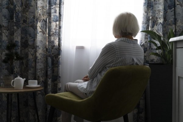 Singurătatea e la fel de nocivă precum fumatul, avertizează experții OMS