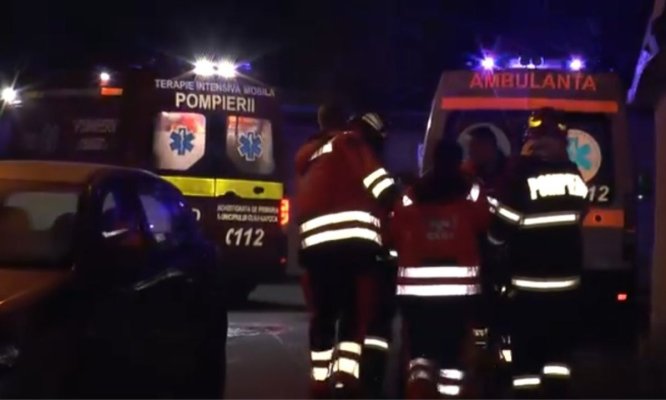 Tânără de 26 de ani, transportată la spital, după ce s-ar fi aruncat de la etajul opt al unui bloc
