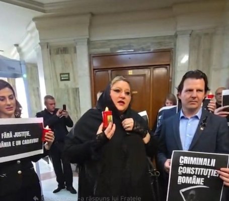 Diana Șoșoacă șochează din nou: în doliu și cu o coroană de flori la sediul CCR. Video