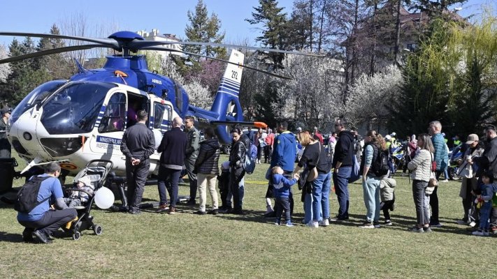 Ziua porţilor deschise pentru SRI, la Palatul Cotroceni. Specialiştii îşi prezintă echipamentele militare