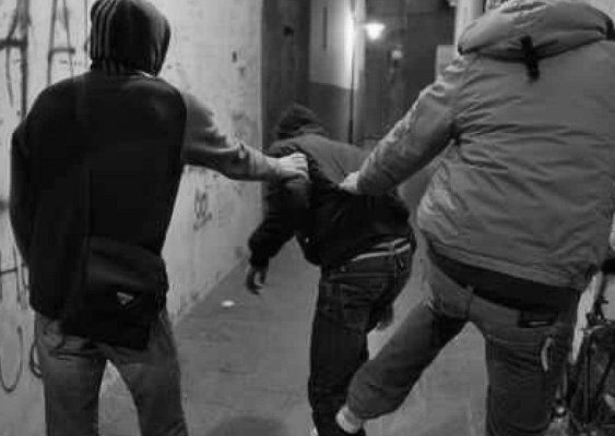 Un bărbat a murit după ce a fost torturat în propria casă de agresori care voiau să-i afle PIN-ul