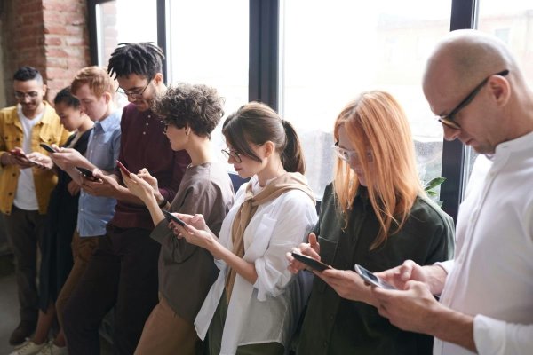 Studiu: Renunțarea la telefon pentru trei zile îți poate schimba total sănătatea