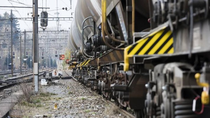 Un bărbat a supraviețuit după ce a fost lovit de tren