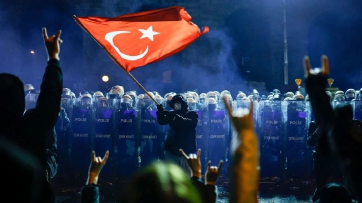 Erdogan umple pușcăriile - Aproape 1.500 de persoane au fost reţinute în Turcia