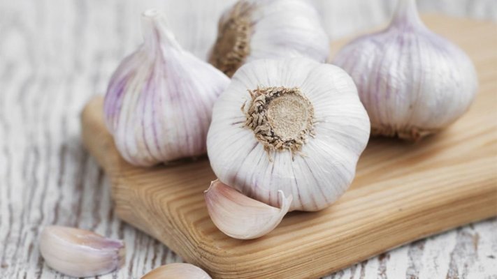 Nu mai arunca niciodată cojile de usturoi! Au beneficii miraculoase pentru sănătate