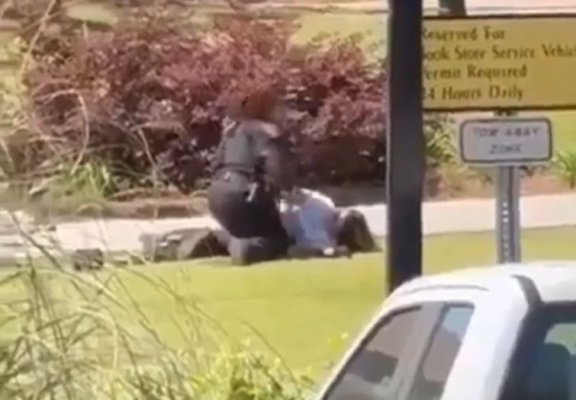 O tânără s-a filmat în timp ce bea cafea și trece pe lângă o victimă a atacului de Universitatea de Stat din Florida. Video