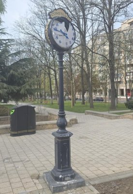 Cel care a vandalizat ceasul din Parcul Tomis II a fost prins în flagrant de Poliția Locală Constanța!