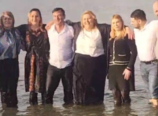 Diana Șoșoacă a făcut o baie în mare la Constanța, cu colegii de partid: „Și grasele poartă tricouri ude“. Video