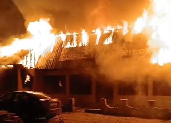 Incendiu la o cabană vânătorească din localitatea Dropia. Pompierii au intervenit cu mai multe autospeciale. Video