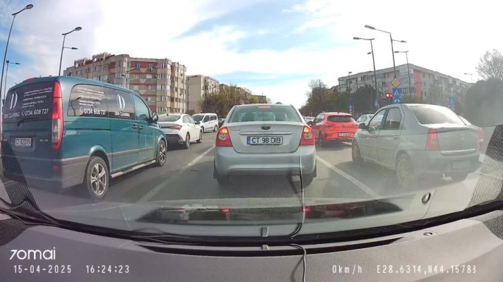 Cine e de vină? Un șofer a încurcat viteza 1 cu marșarierul, la semafor, și a lovit autoturismul din spate. Video  