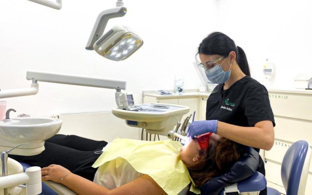 Tot mai multe femei dezvoltă cancer oral. O băutură consumată zilnic crește de 5 ori riscul