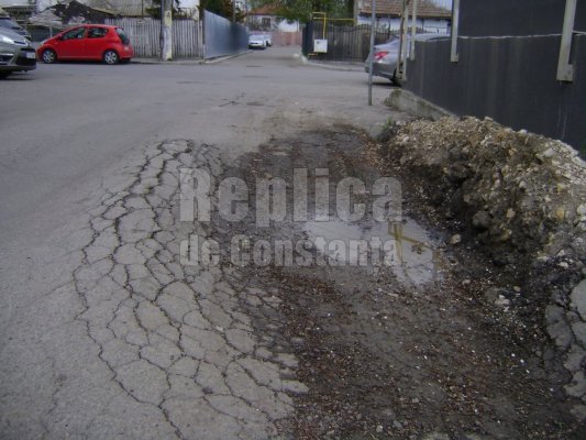 Au apărut o grămadă de cratere pe străzile din Km 4-5. De ce oare?!  Video