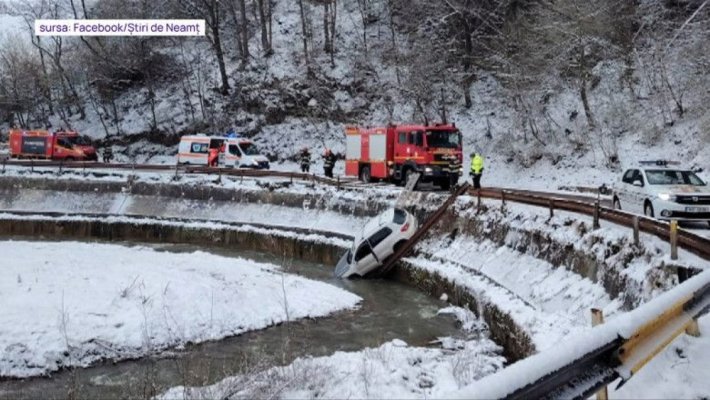 O familie a căzut cu mașina în râu pe un drum din județul Neamț. Mașina ar fi derapat pe zăpadă