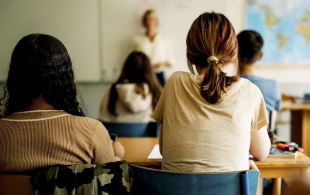 Scandal! O profesoară este acuzată că i-a smuls cu forța genele false unei minore
