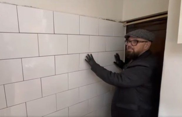Piedone, la un pas de accident grav. Zidul unui restaurant italian s-a prăbușit lângă el. Video