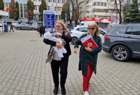 Părinții bebelușului aruncat în wc, trimiși în judecată pentru tentativă de omor
