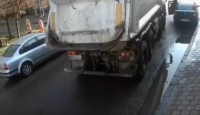 O șoferiță a fost la un pas de moarte, după ce mașina în care se afla a fost agățată și târâtă de un camion. Video