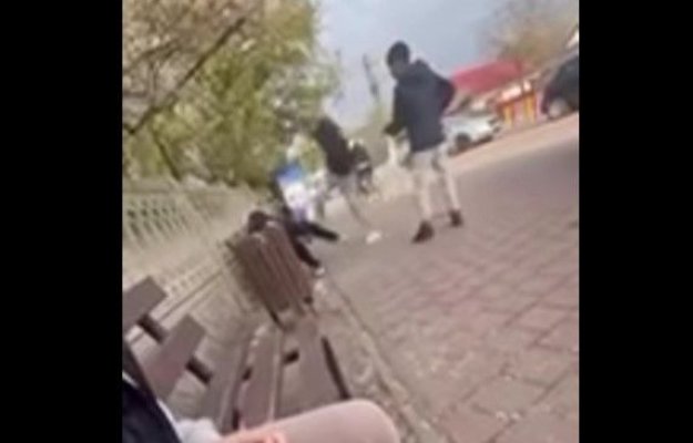 Un adolescent de 17 ani a bătut măr un puști de 14 ani cu pumnii și picioarele, ziua în amiaza mare. Video