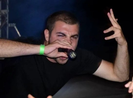 Un artist român a murit, după ce mașina sa a fost lovită de tren, în Marea Britanie