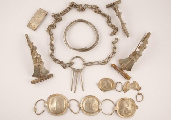Tezaur dacic cu podoabe din argint, găsit cu detectorul de metale, în comuna Breaza 