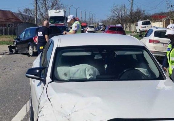 Accident rutier provocat de o șoferiță în vârstă de 18 ani. Două persoane au fost rănite