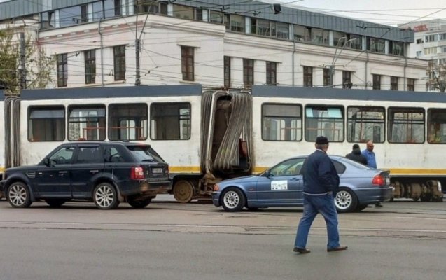 Un tramvai s-a rupt în două și a deraiat, după ce a intrat în coliziune cu un motociclu, în București