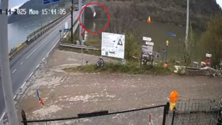 Momentul în care autoutilitara a plonjat în apele Dunării, filmat de o cameră de supraveghere. Video
