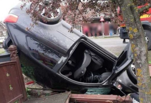 Patru tineri au fost răniţi într-un accident rutier cumplit. A fost chemat elicopterul SMURD