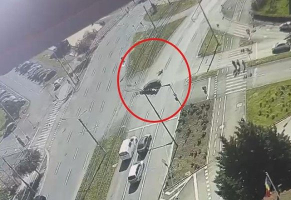 Urmărit de poliție, un motociclist fără permis a trecut pe roșu și a lovit în plin o maşină aflată în mers. Video