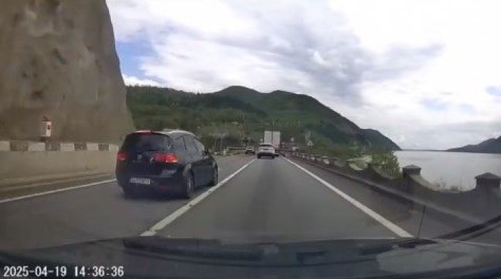 Un șofer teribilist a făcut o depășire periculoasă, în zona unde zilele trecute un microbuz a căzut în Dunăre. Video