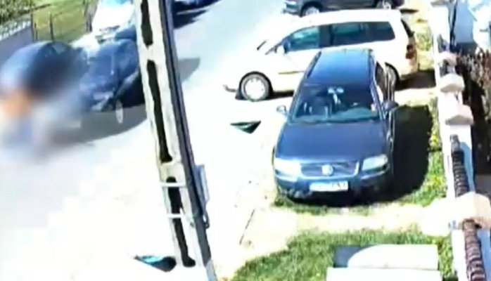 Tragedie! O femeie de 23 de ani a murit încercând să-și salveze copila de 3 ani din calea mașinii. Video