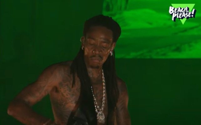 Rapperul Wizz Khalifa, condamnat în România, după ce a fumat marijuana pe scena festivalului „Beach Please“. Video