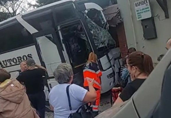 Accident grav: Un autocar cu muncitori s-a izbit de o casă. Șoferul a murit și 9 persoane sunt rănite