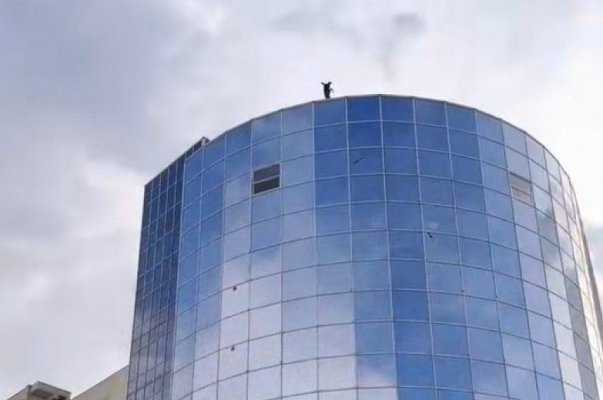 Un protestatar s-a suit pe sediul ÎCCJ, nemulțumit de decizia anulării hotărârii Curții de Apel Ploiești