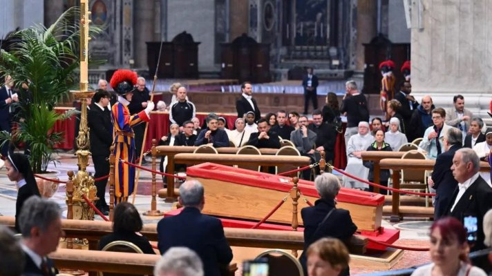 Omagiile aduse de credincioși Papei Francisc s-au încheiat