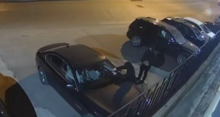 Doi adolescenți au vandalizat cu ouă zeci de mașini, după o provocare pe TikTok. Video