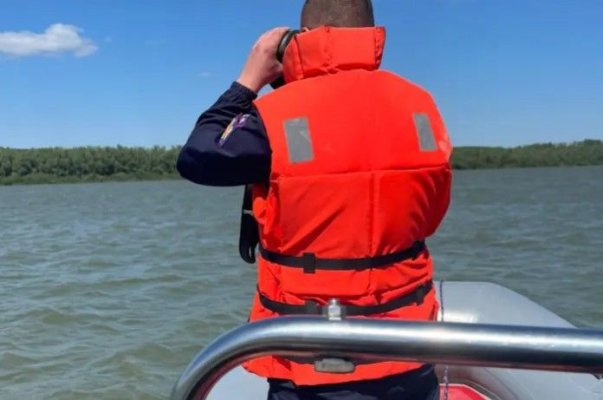 Tânăr dispărut în apele Dunării, după ce barca în care se afla s-a răsturnat
