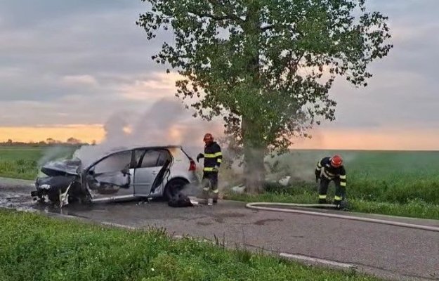 Un bărbat a murit carbonizat după ce a rămas blocat în mașina care a luat foc. Video