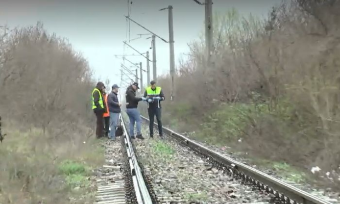 O femeie a murit după ce a fost forțată de cumnatul ei să stea pe calea ferată până a fost lovită de tren