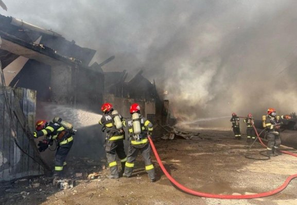 Incendiu puternic la un depozit de electrocasnice. A fost emis mesaj Ro-Alert