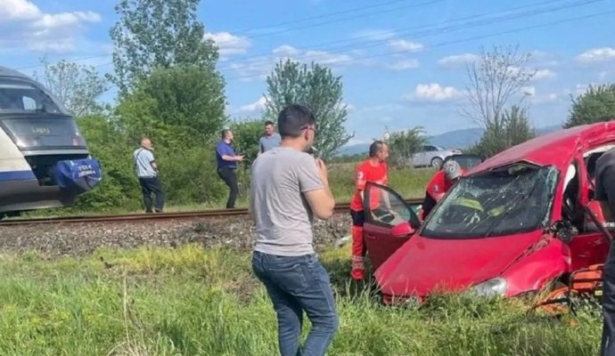 Tragedie! Soț și soție, spulberați de tren, după ce motorul mașinii în care se aflau s-a oprit pe șine